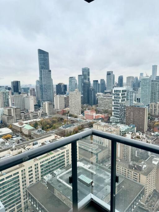 Cozy Condo Near Eatoncentre Mall トロント エクステリア 写真