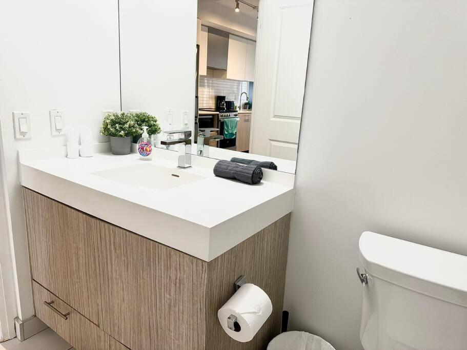 Cozy Condo Near Eatoncentre Mall トロント エクステリア 写真