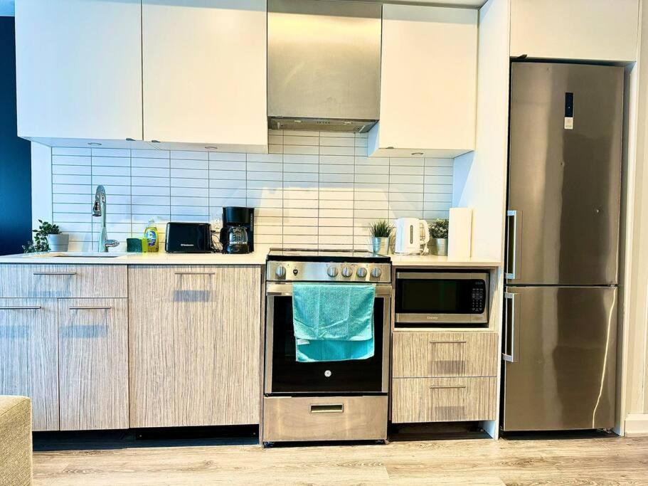Cozy Condo Near Eatoncentre Mall トロント エクステリア 写真