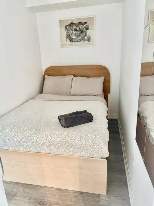 Cozy Condo Near Eatoncentre Mall トロント エクステリア 写真