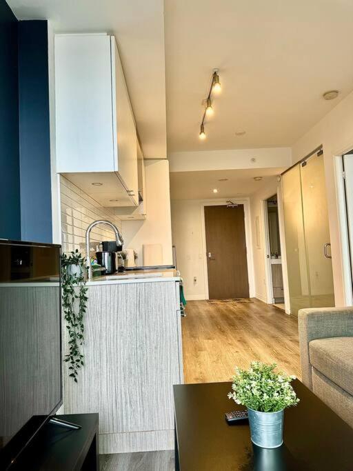 Cozy Condo Near Eatoncentre Mall トロント エクステリア 写真