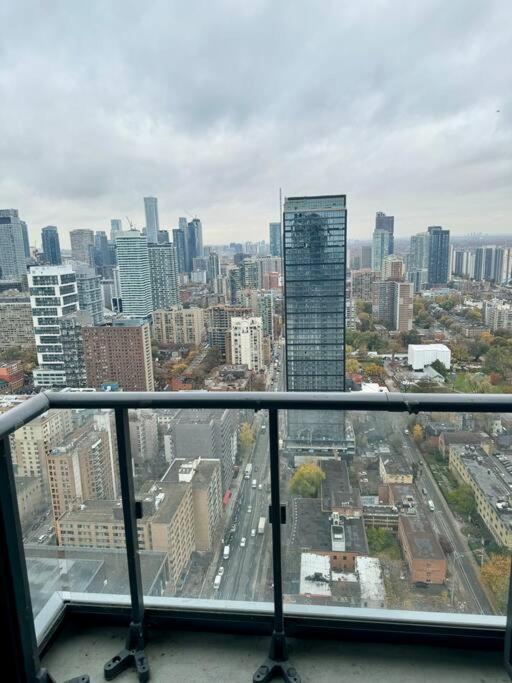 Cozy Condo Near Eatoncentre Mall トロント エクステリア 写真