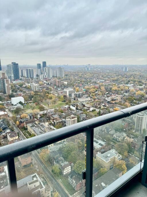 Cozy Condo Near Eatoncentre Mall トロント エクステリア 写真