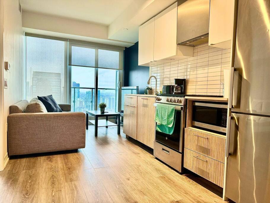 Cozy Condo Near Eatoncentre Mall トロント エクステリア 写真