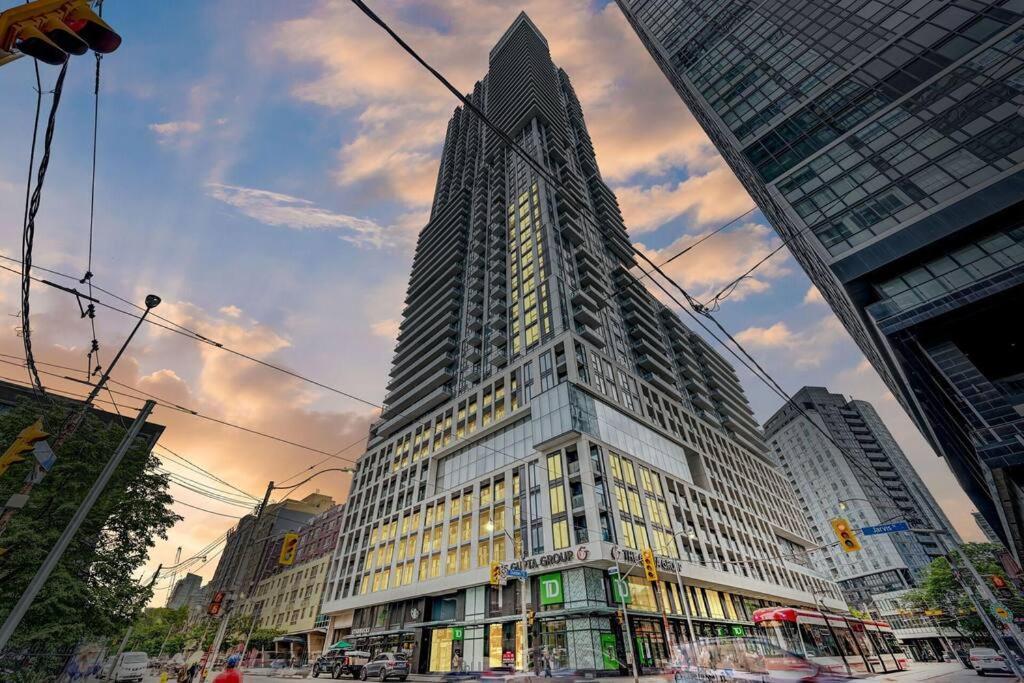 Cozy Condo Near Eatoncentre Mall トロント エクステリア 写真
